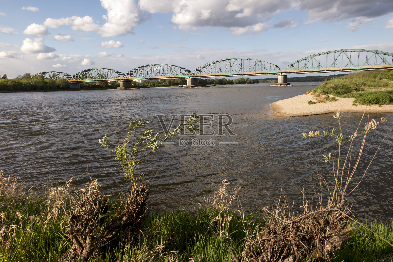 Rudolf Modrzejewski——一座格架结构的铁路公路桥,位于波兰福德地区比德哥什的维斯瓦河上。照片摄影图片