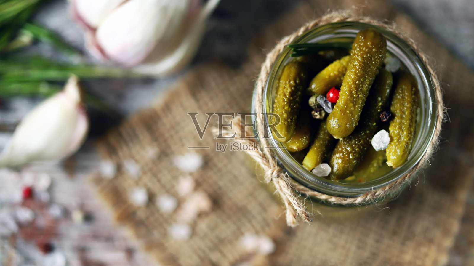 小黄瓜在罐子里。照片摄影图片