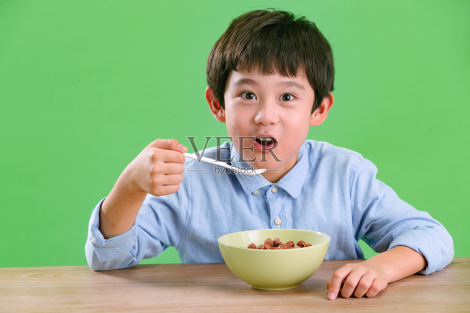 小男孩吃了照片摄影图片