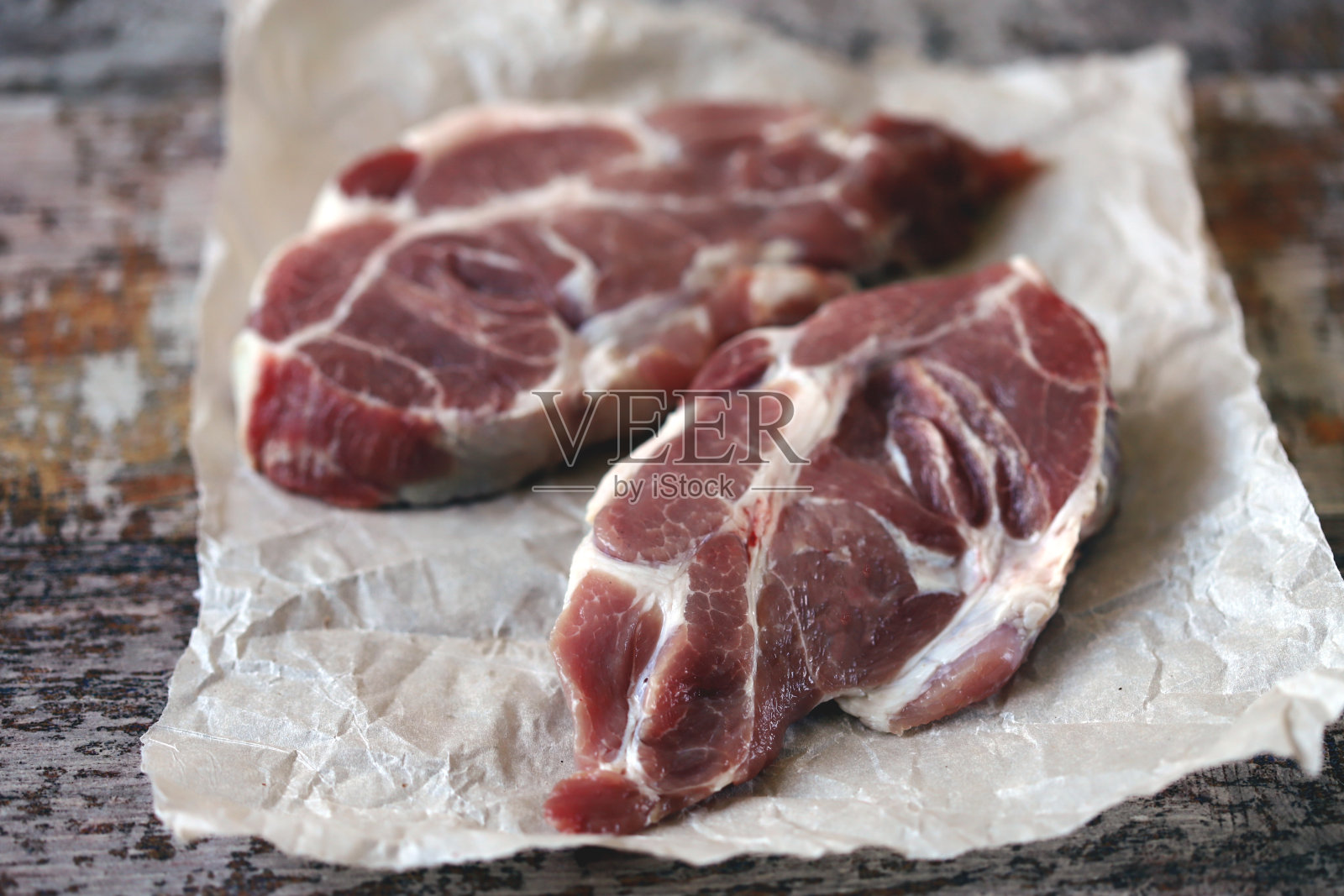 生肉排在纸上。照片摄影图片