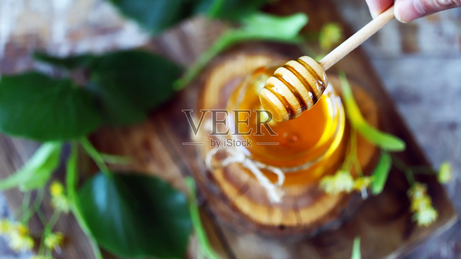 坚持用菩提树蜂蜜。照片摄影图片