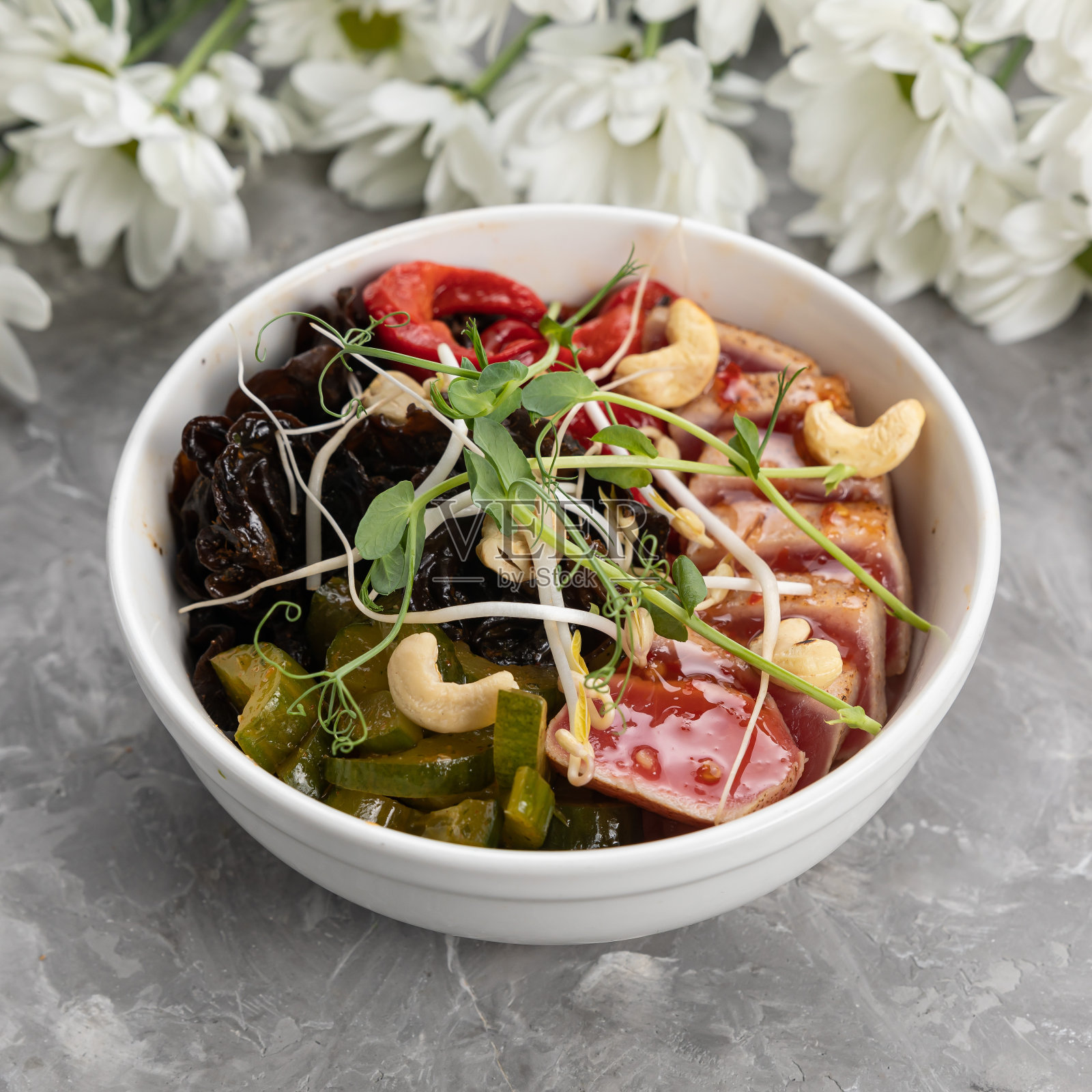 传统的夏威夷poke用红辣椒、芝麻籽、泡菜和鱼照片摄影图片