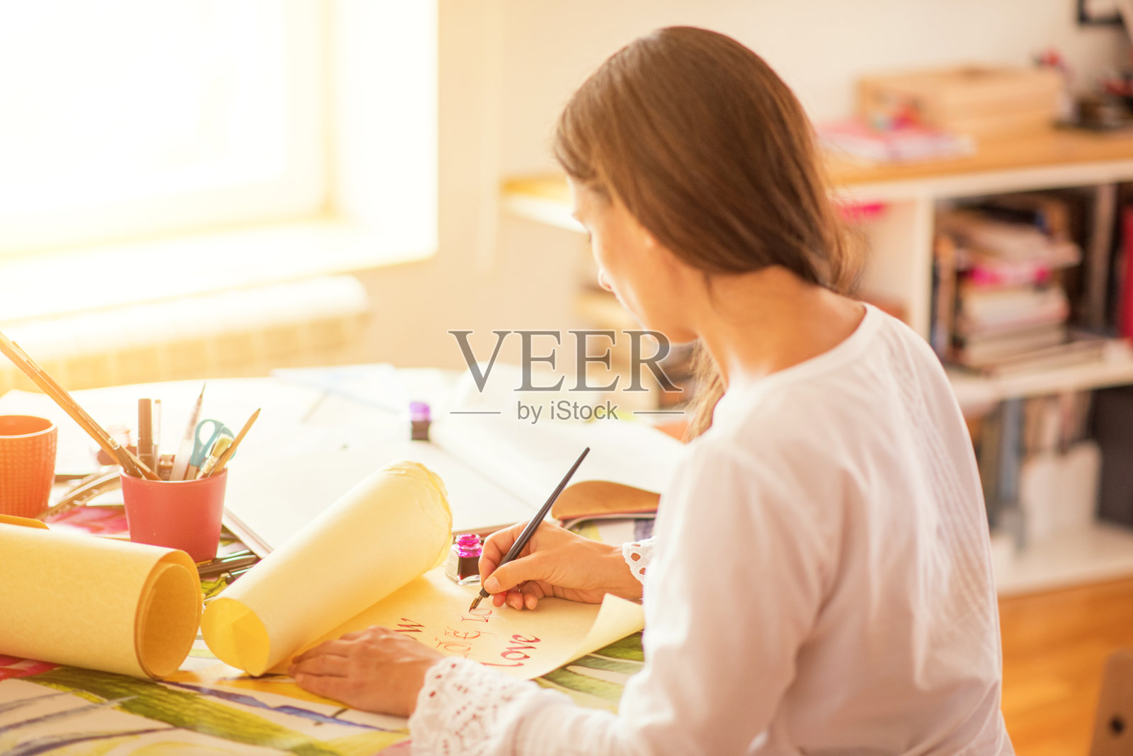 年轻艺术家在家放松,欣赏书法照片摄影图片