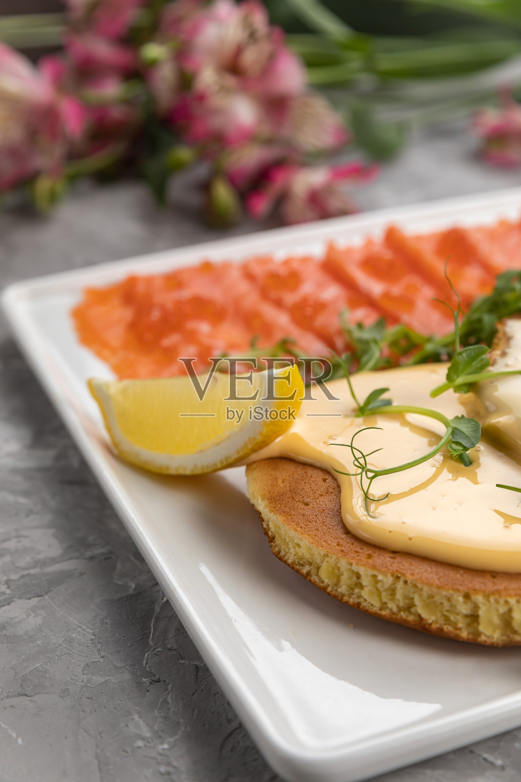 早餐-煎饼,奶酪,鱼子酱,鲑鱼照片摄影图片