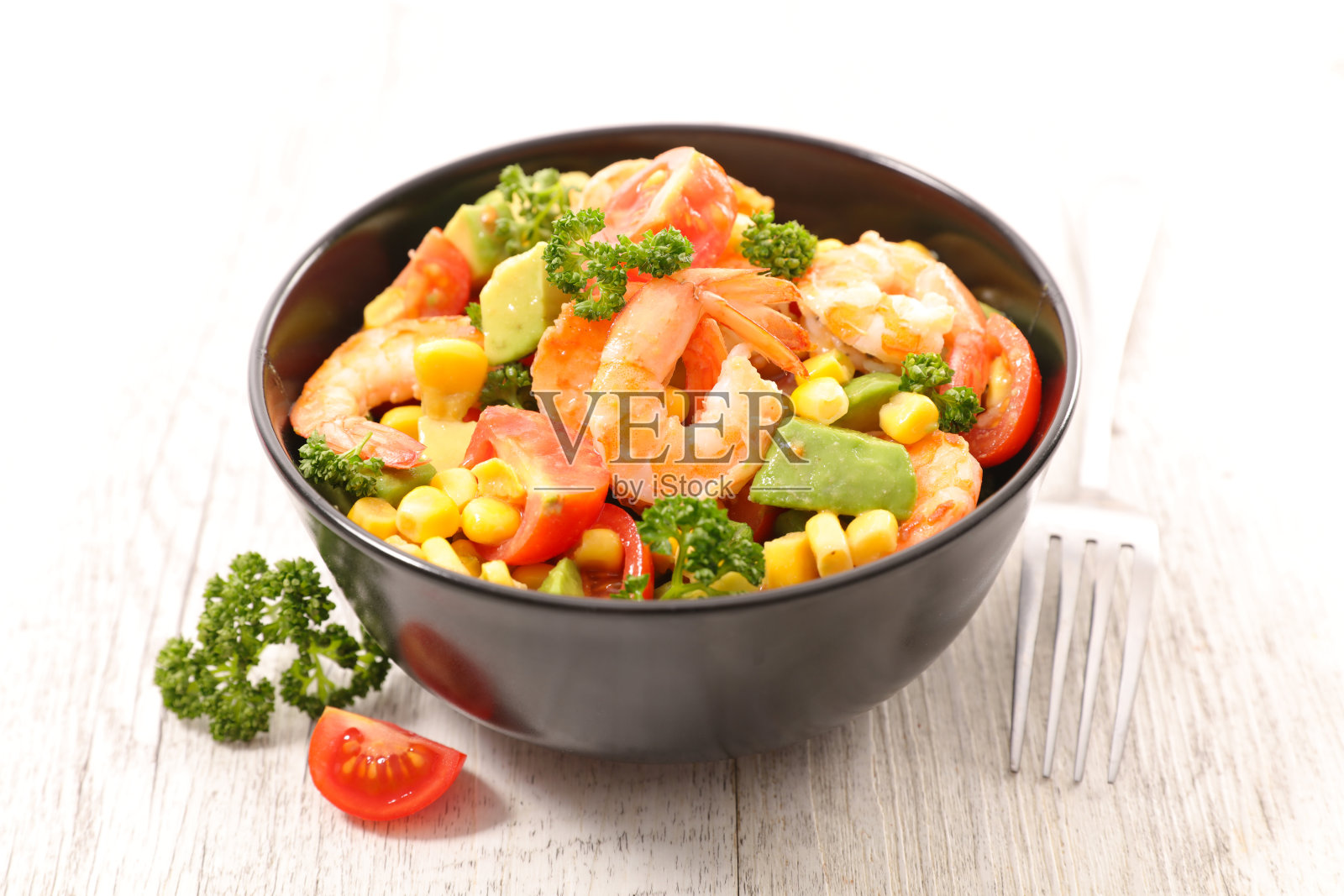 番茄沙拉配玉米,鳄梨和虾照片摄影图片