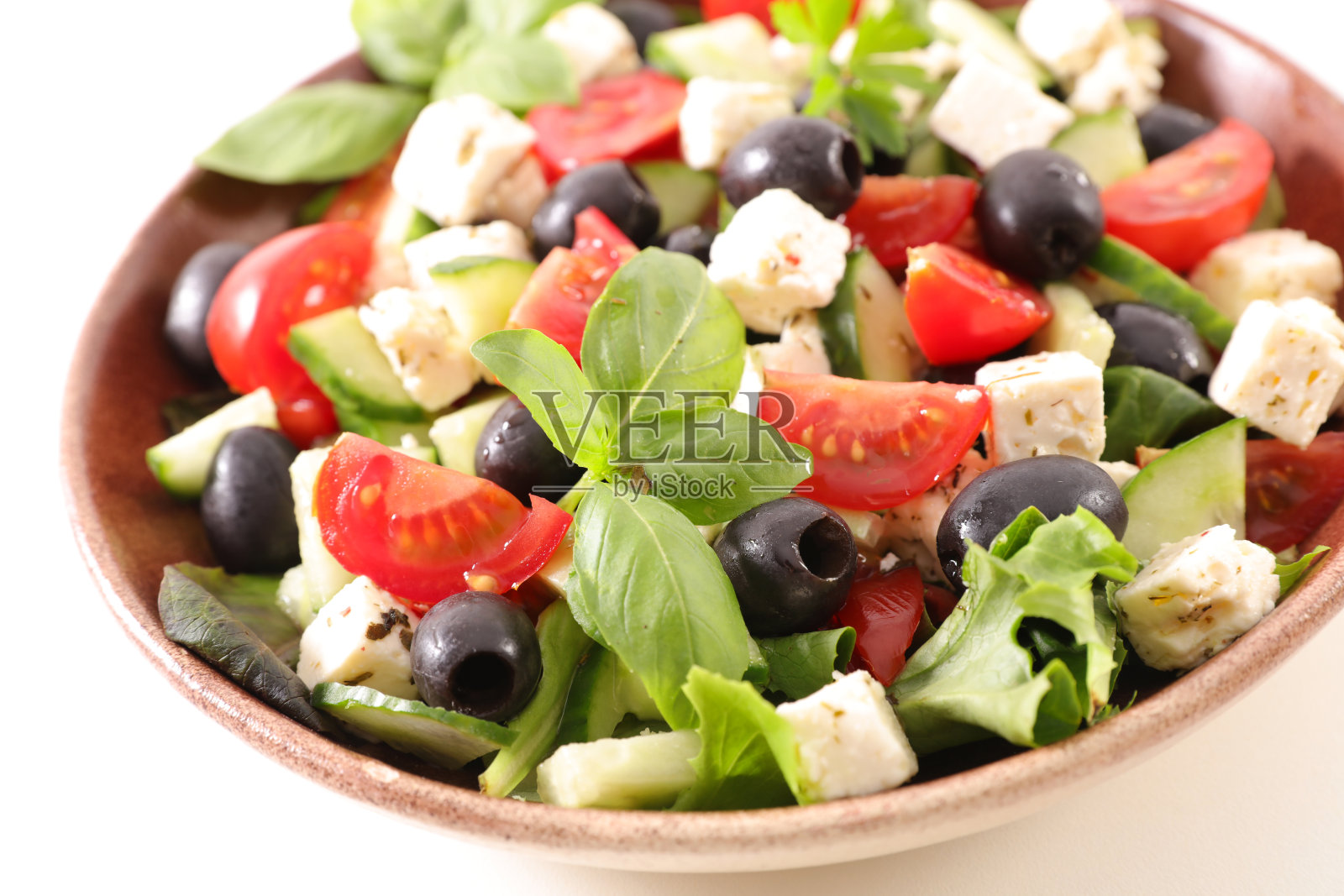 蔬菜沙拉配羊乳酪,黄瓜,番茄和橄榄照片摄影图片