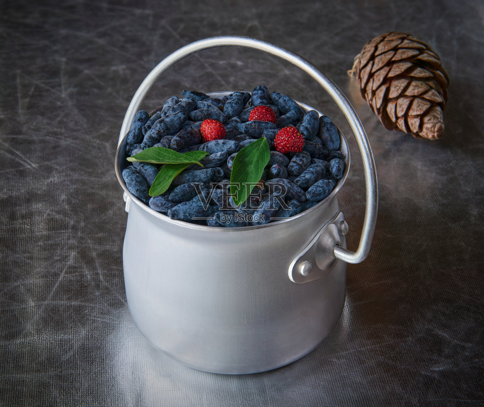 桌上的铝罐里放着新鲜的金银花照片摄影图片