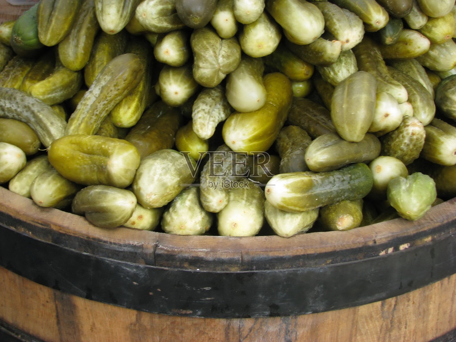 腌黄瓜。照片摄影图片