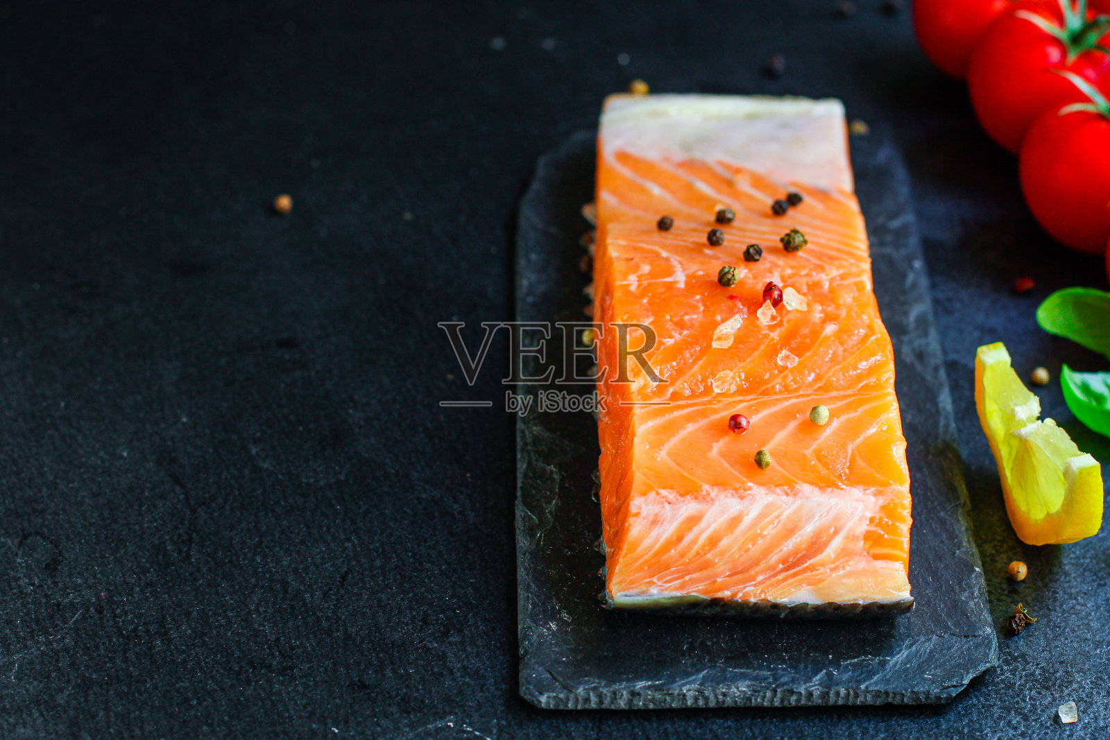 三文鱼片红鱼辣味海鲜菜单概念份量。食物背景俯视图复制空间的文本有机健康吃生照片摄影图片