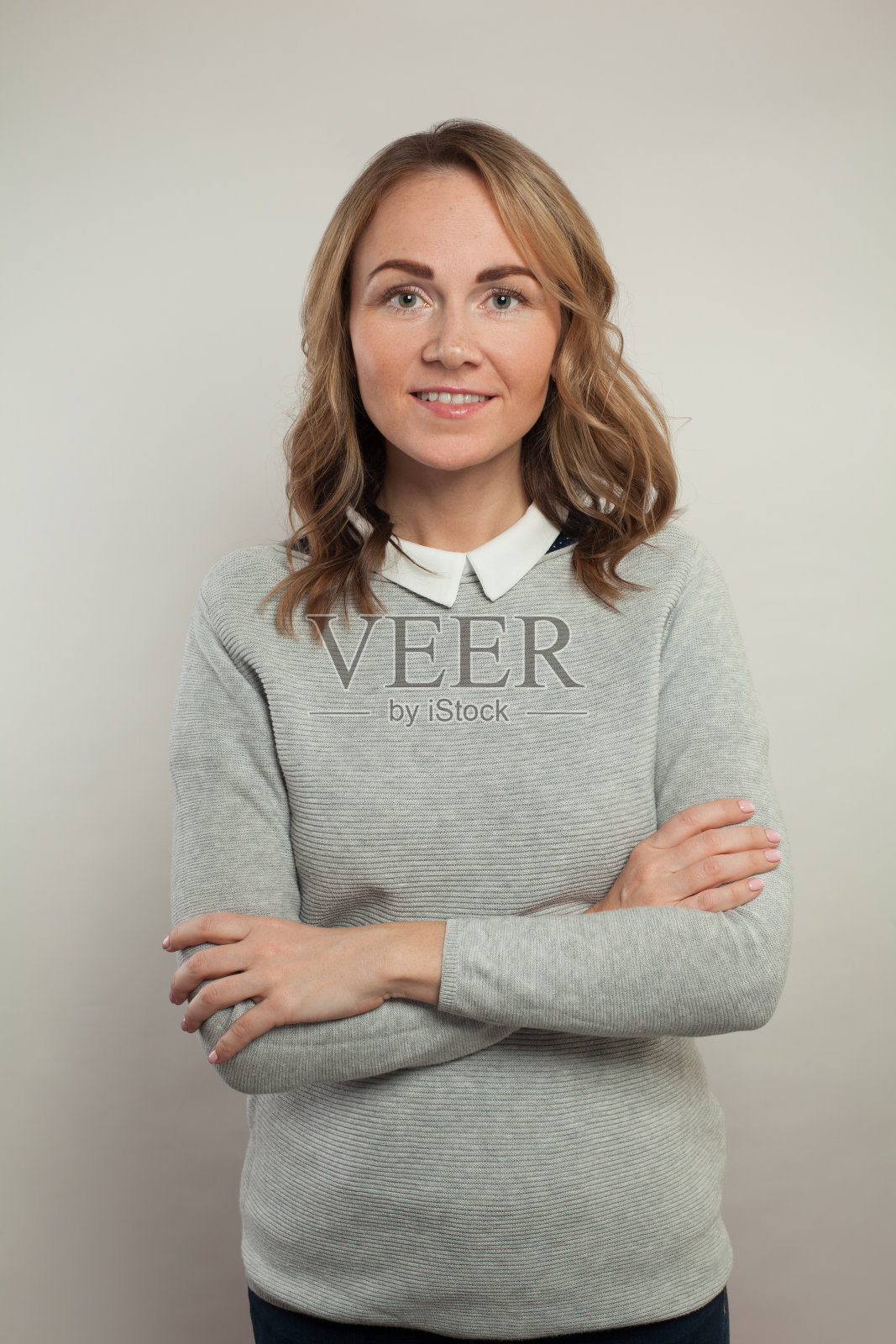 白色背景上的开朗友好的女人照片摄影图片