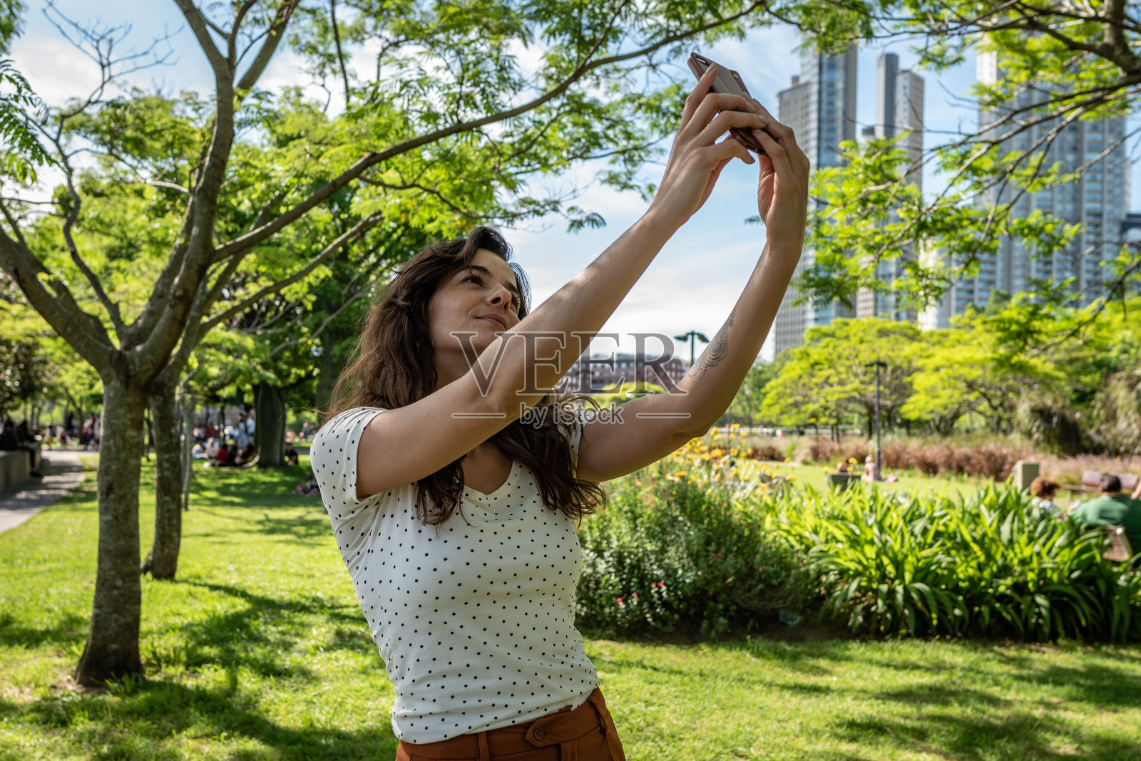 一位美女在公园里自拍照片摄影图片