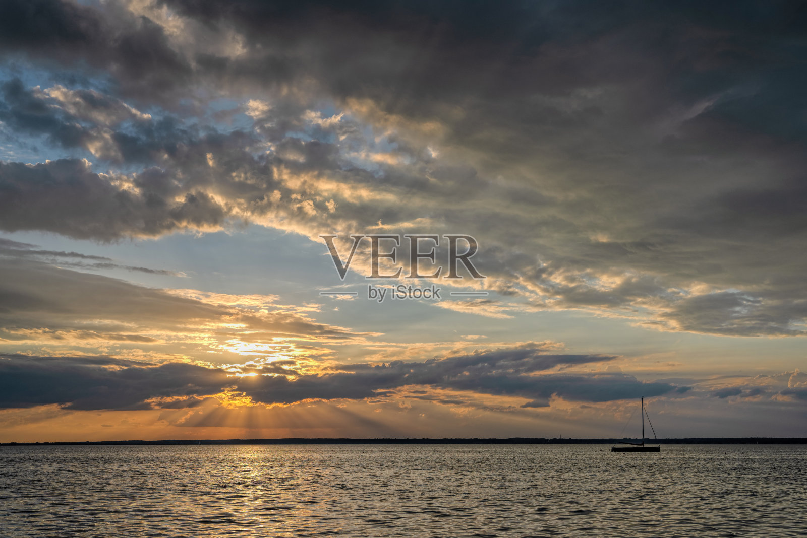 壮丽的云景在黄昏湖照片摄影图片