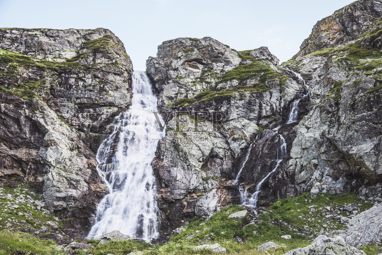 山间瀑布照片摄影图片