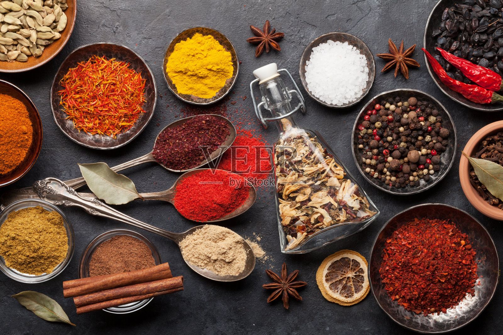 碗和勺子里放着各种香料照片摄影图片