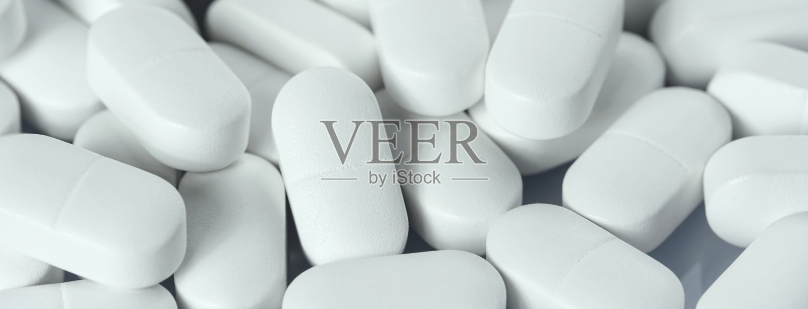 背景白色的药片或药丸在桌子上。医学和药学照片摄影图片