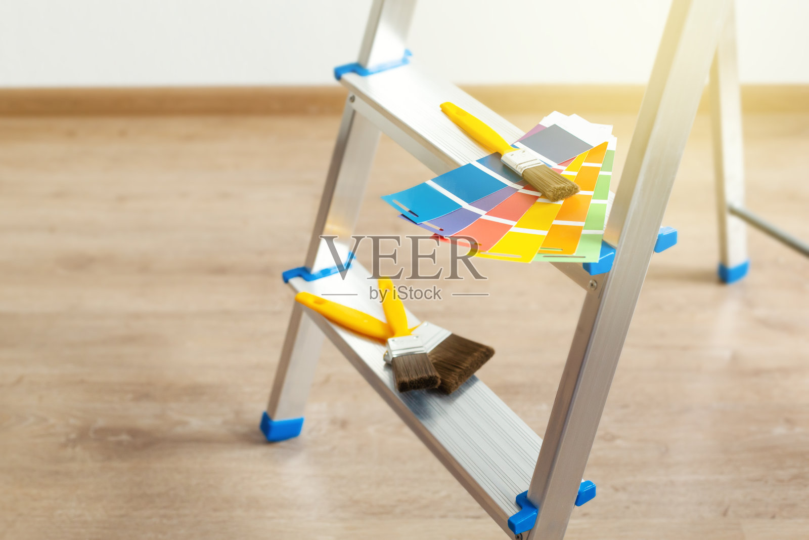 调色板指南和油漆刷在梯子内部照片摄影图片