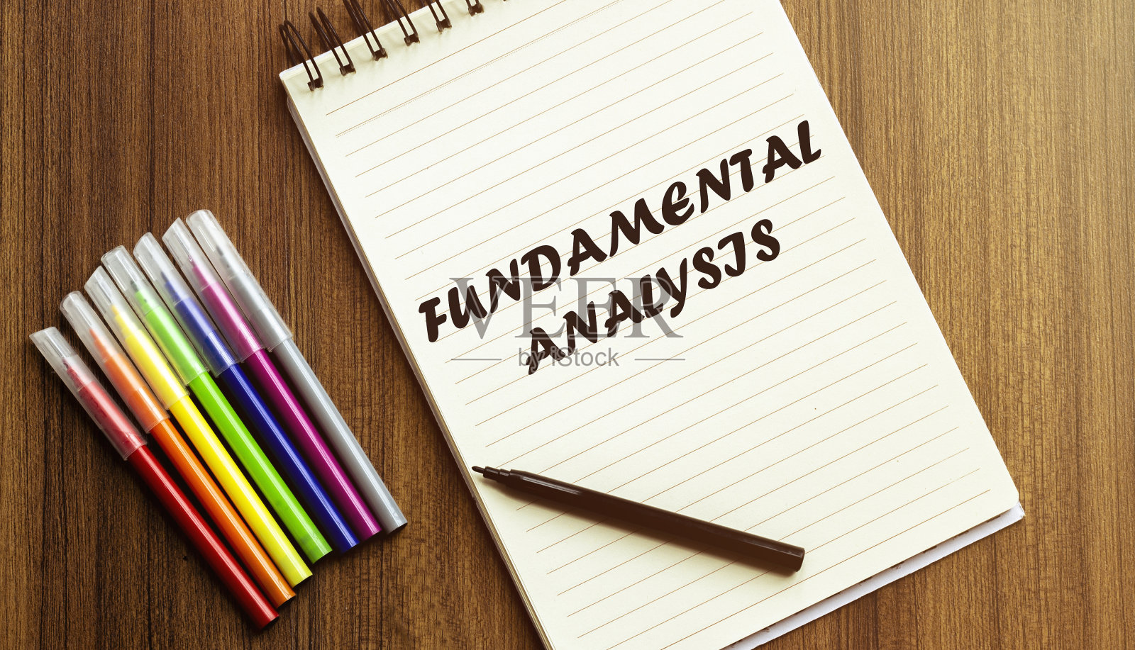 基本分析。你的未来目标搜索,一个马克笔,钢笔,三种颜色的铅笔和一个笔记本写作照片摄影图片