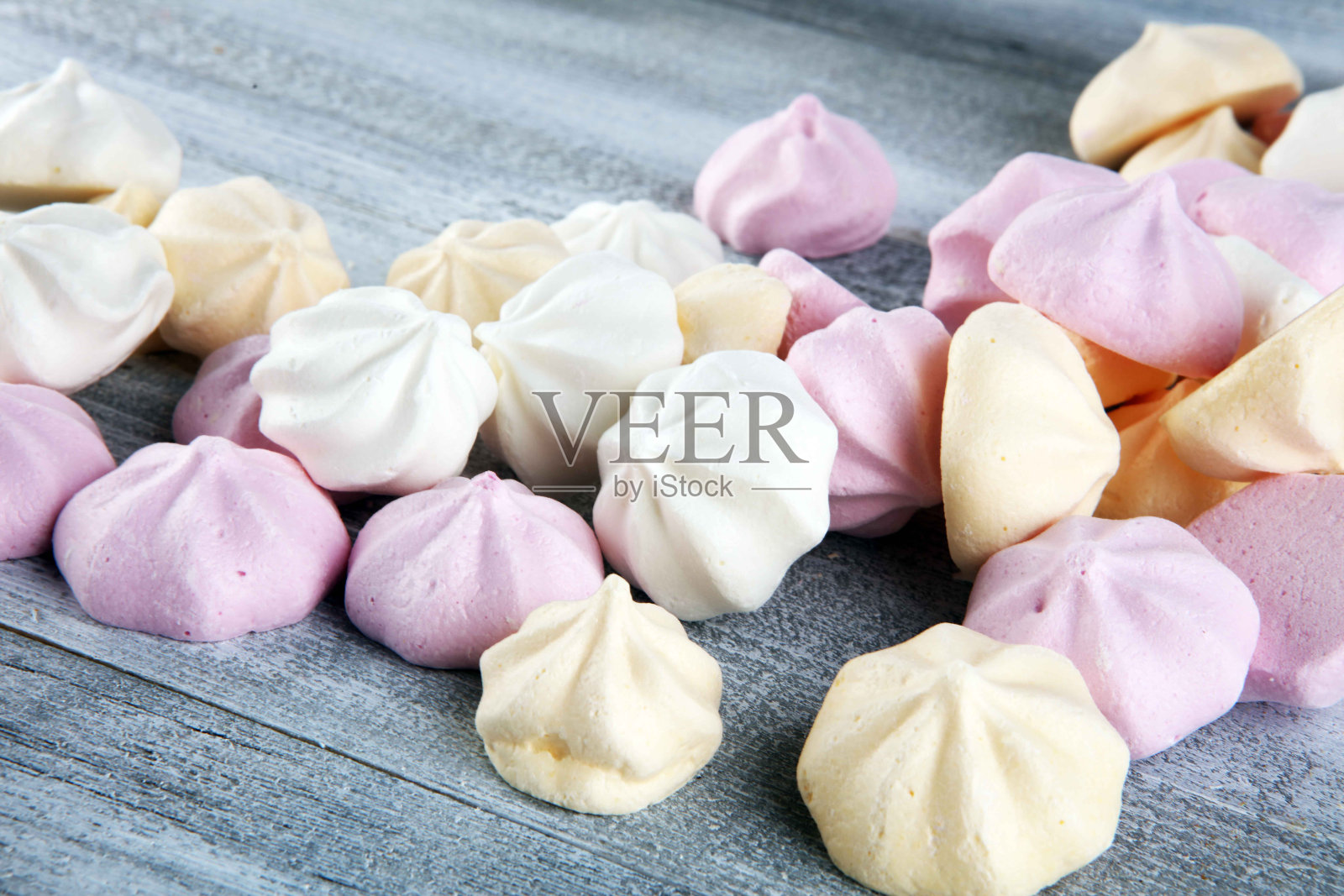 酥皮。酥脆的白色和粉红色的扭扭蛋白酥。餐桌上的甜蜜概念爱情照片摄影图片