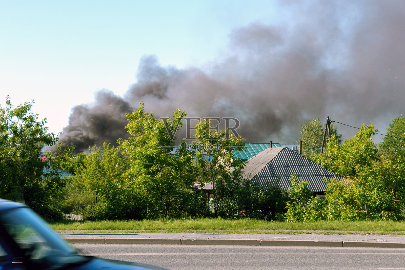 烟升向天空。城外失火了。照片摄影图片