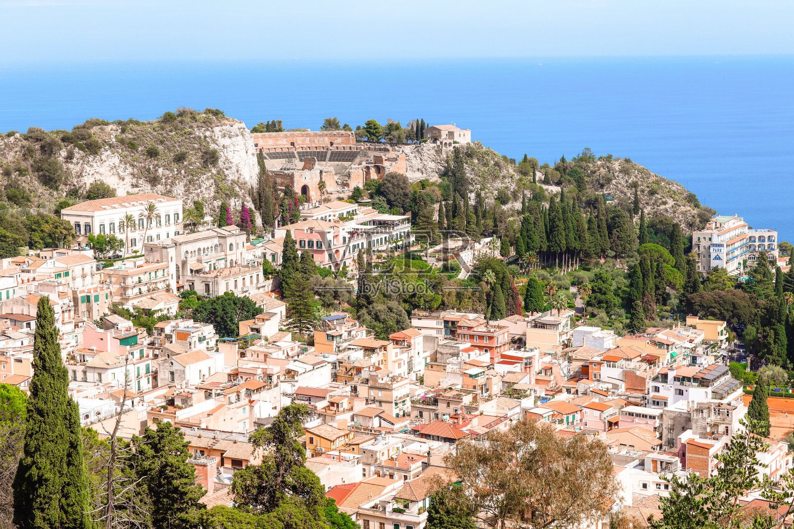 从大路到城堡,陶尔米纳的景色令人惊叹照片摄影图片