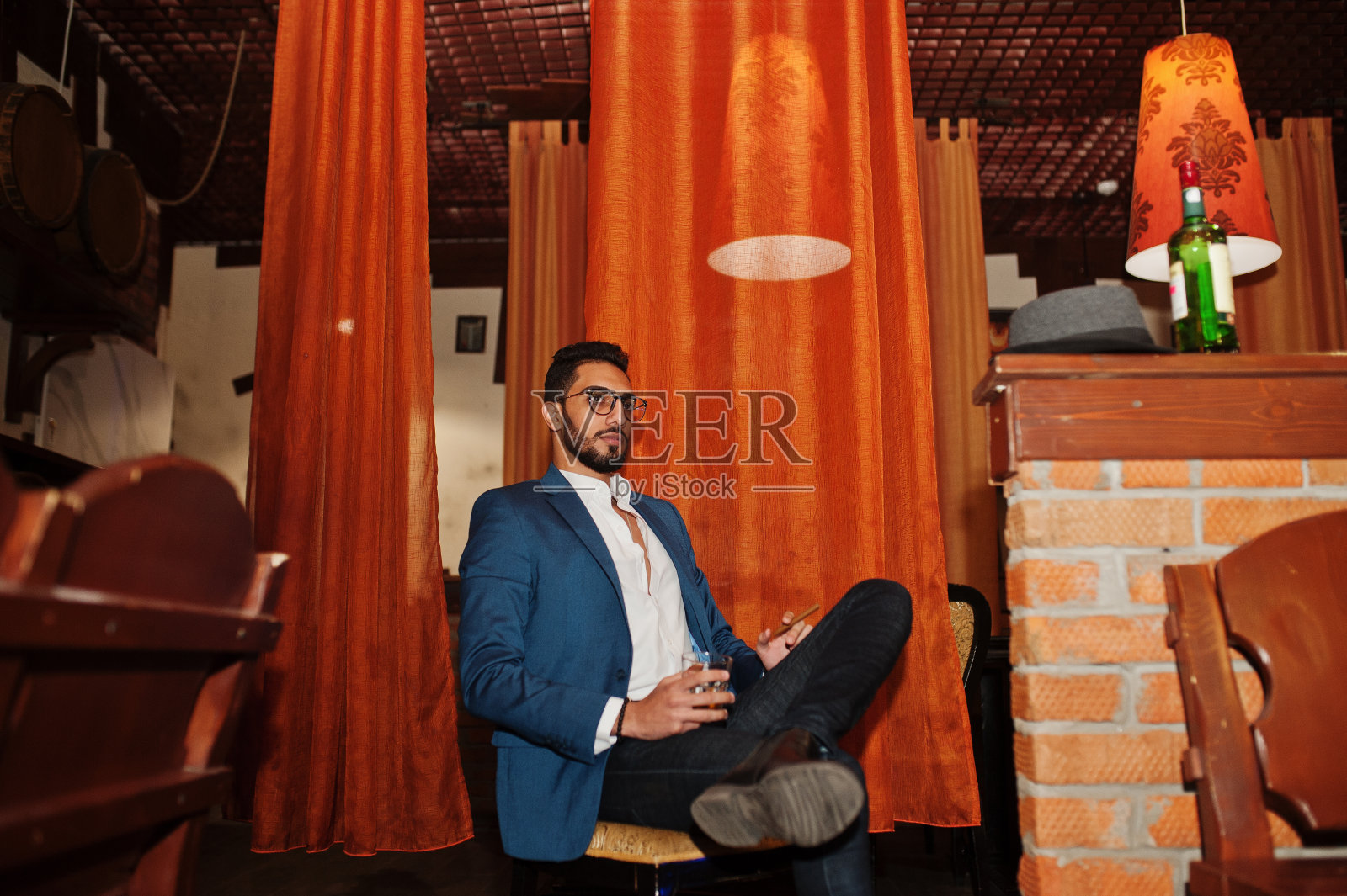 英俊的穿着考究的阿拉伯人照片摄影图片