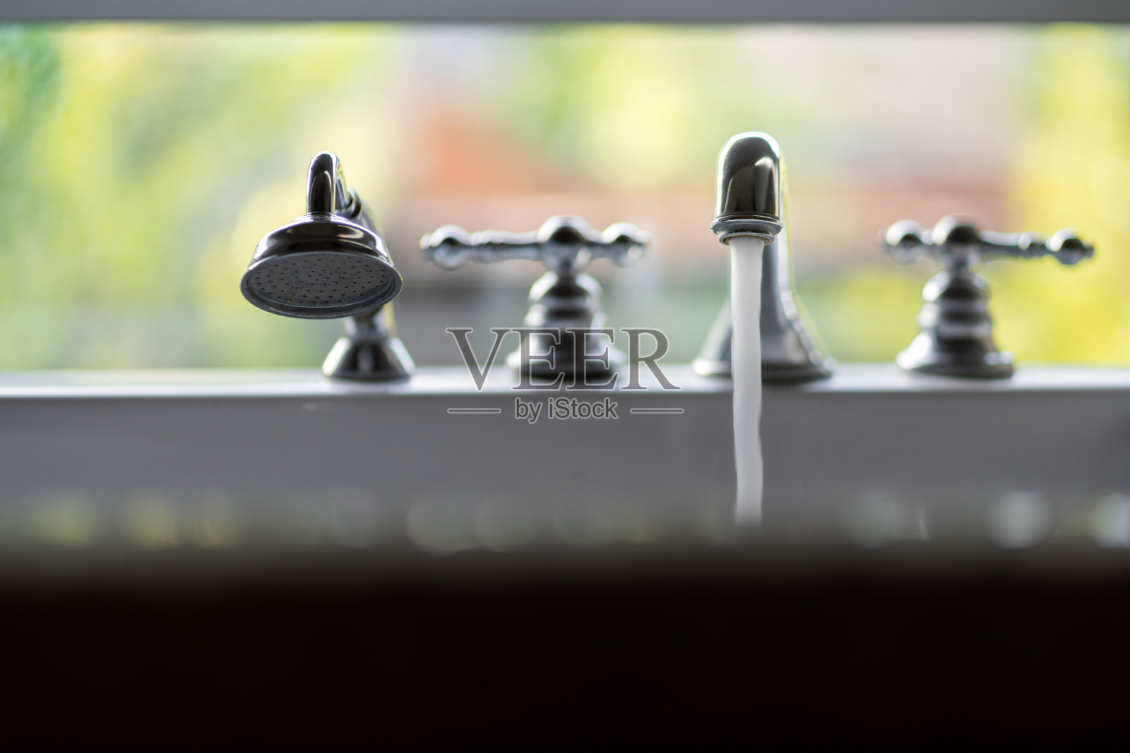 水流入浴缸。照片摄影图片