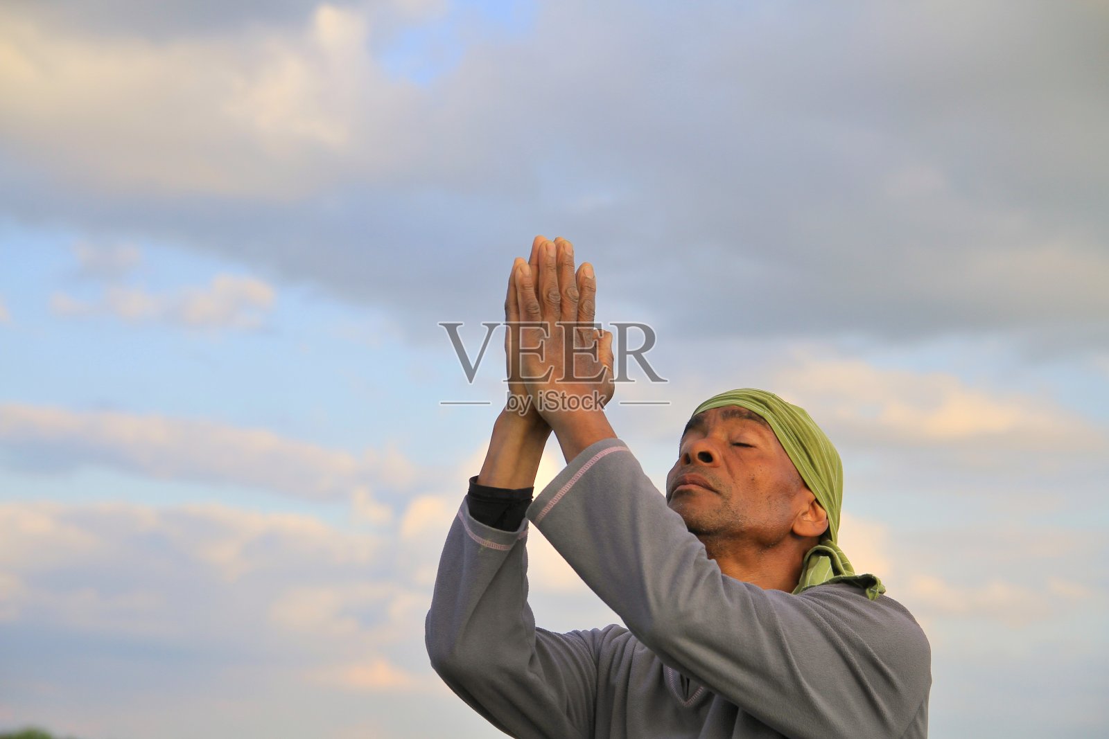 男人祈祷仰望天空的股票照片照片摄影图片