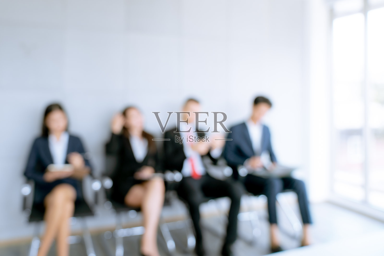 应聘者坐着准备参加一家上市公司的办公室面试照片摄影图片