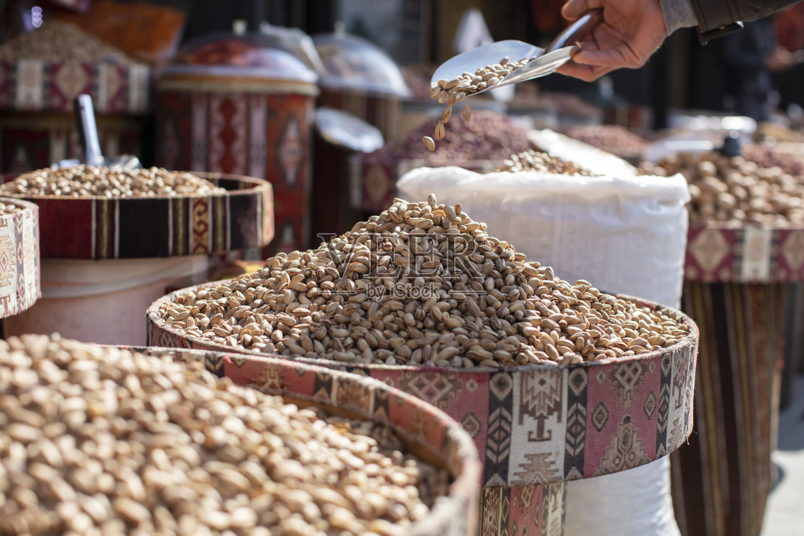 口袋里的开心果和装满开心果的铲子照片摄影图片