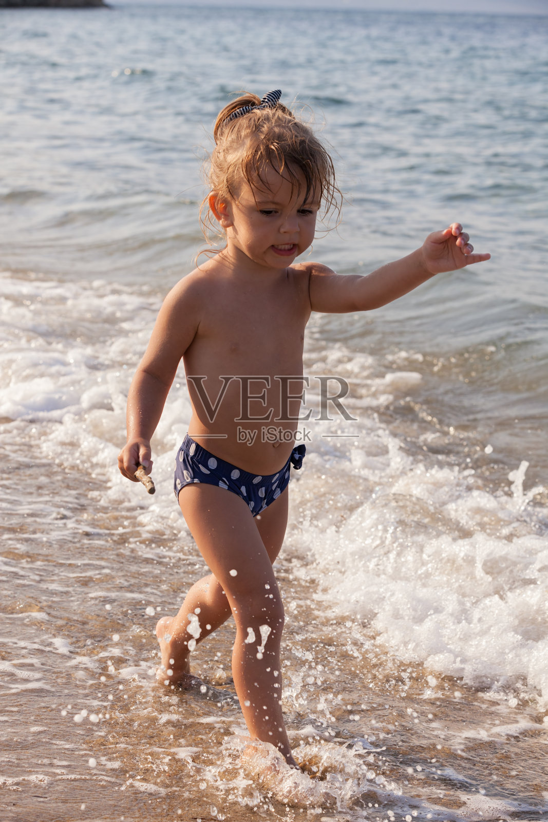 小女孩在浅滩上奔跑照片摄影图片