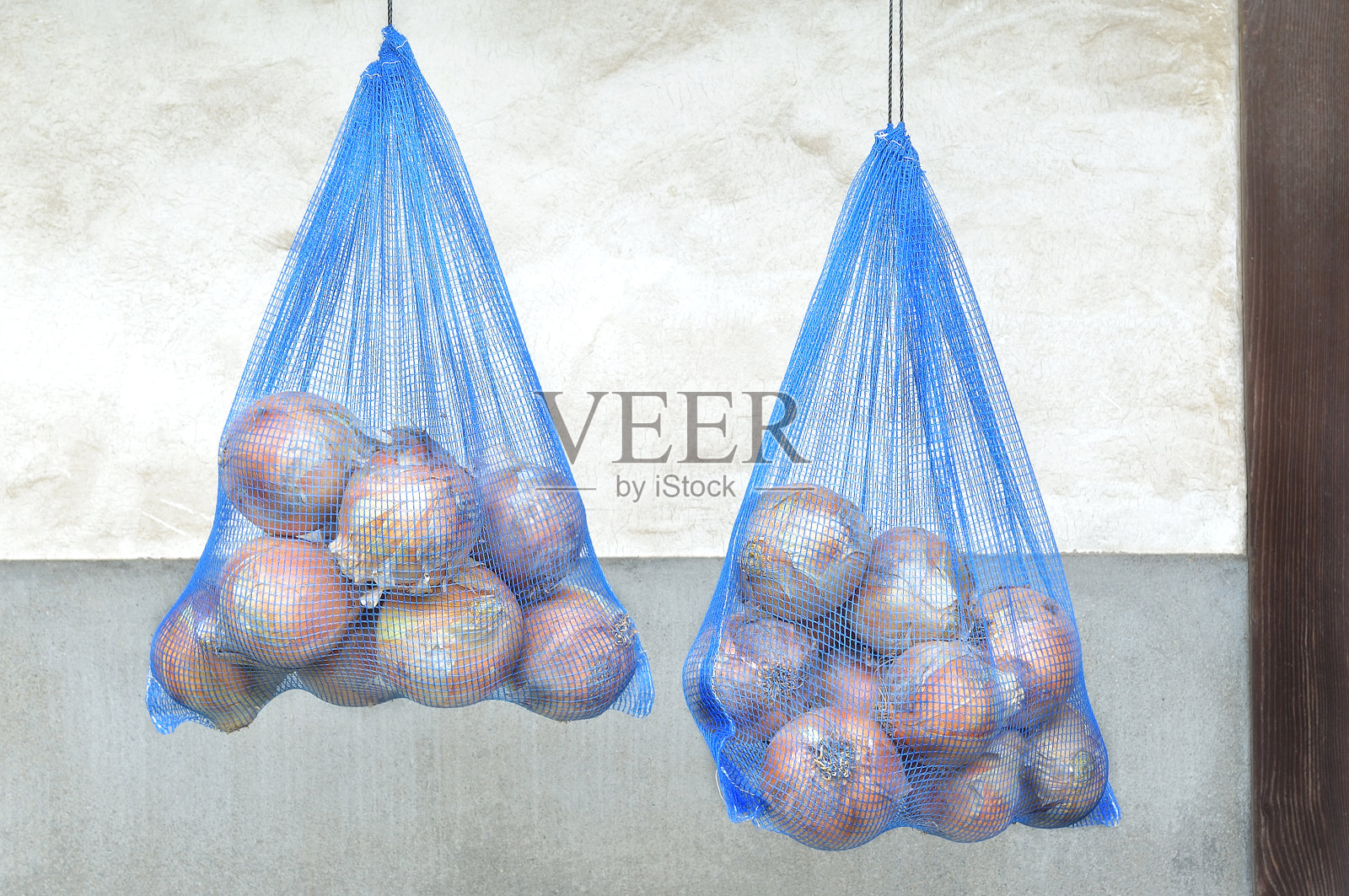 挂在木棍上的洋葱照片摄影图片