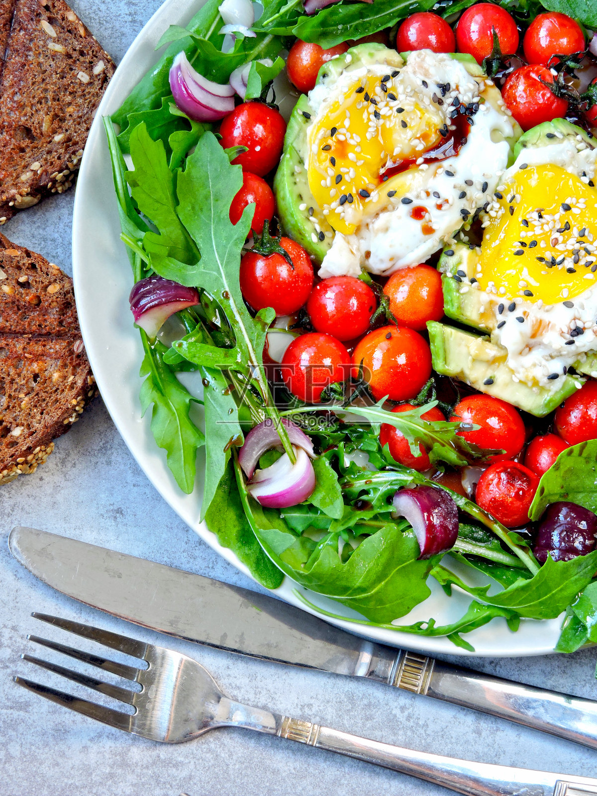 芝麻菜、鳄梨、鸡蛋和圣女果沙拉。照片摄影图片
