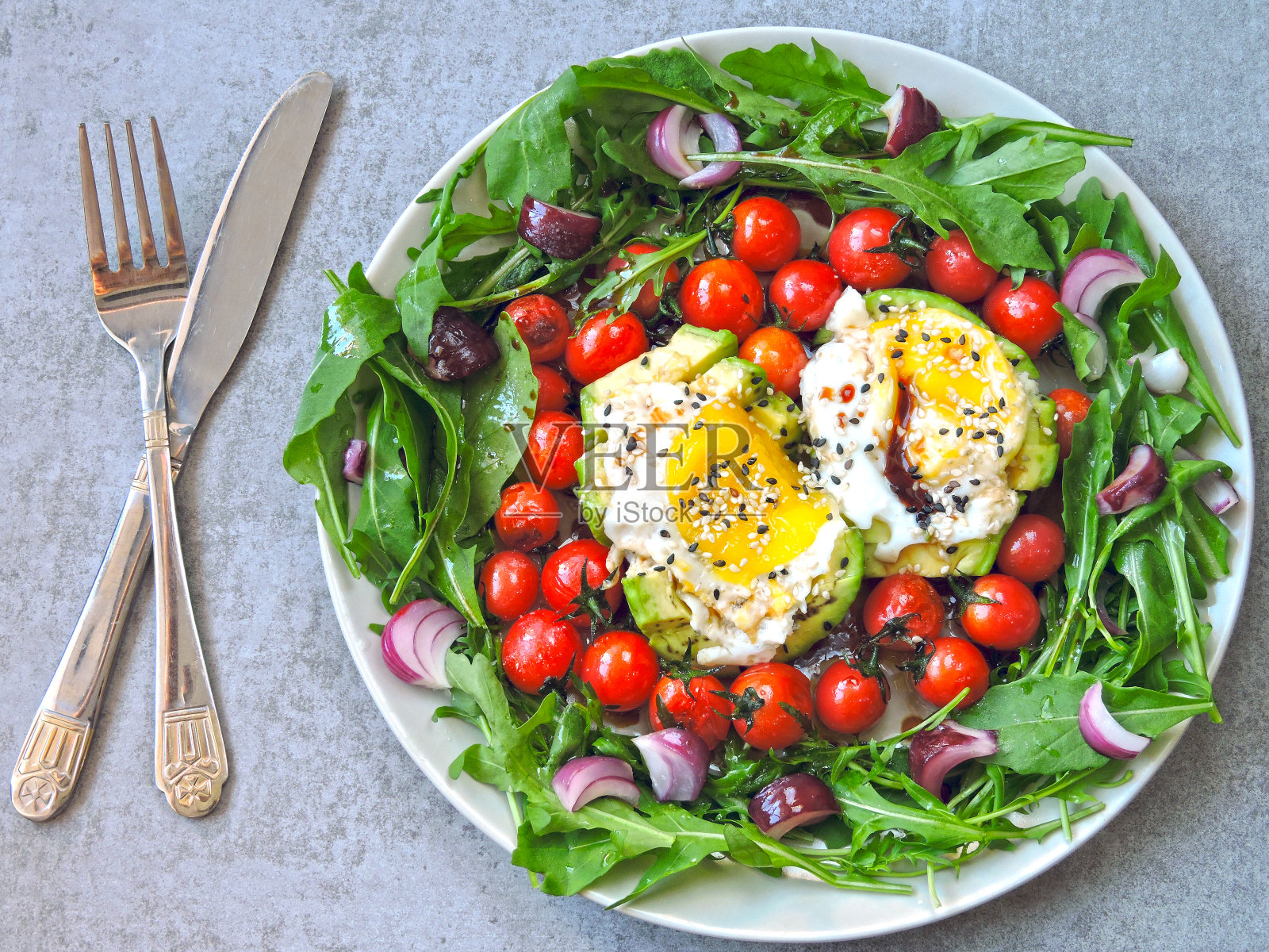 芝麻菜、鳄梨、鸡蛋和圣女果沙拉。照片摄影图片