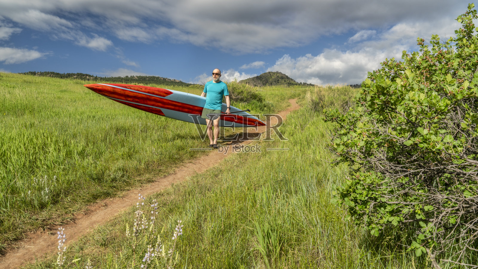 立式桨板男桨手照片摄影图片