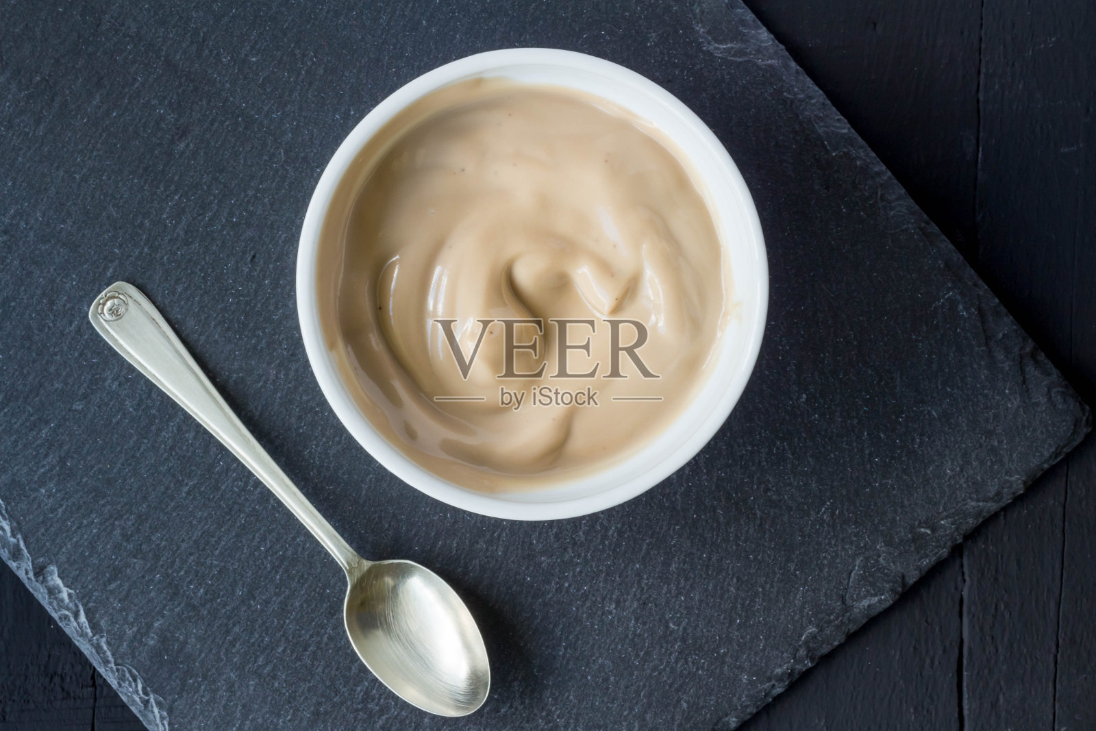 巧克力口味的酸奶在杯孤立的黑色石板背景与文字上方的照片空间照片摄影图片