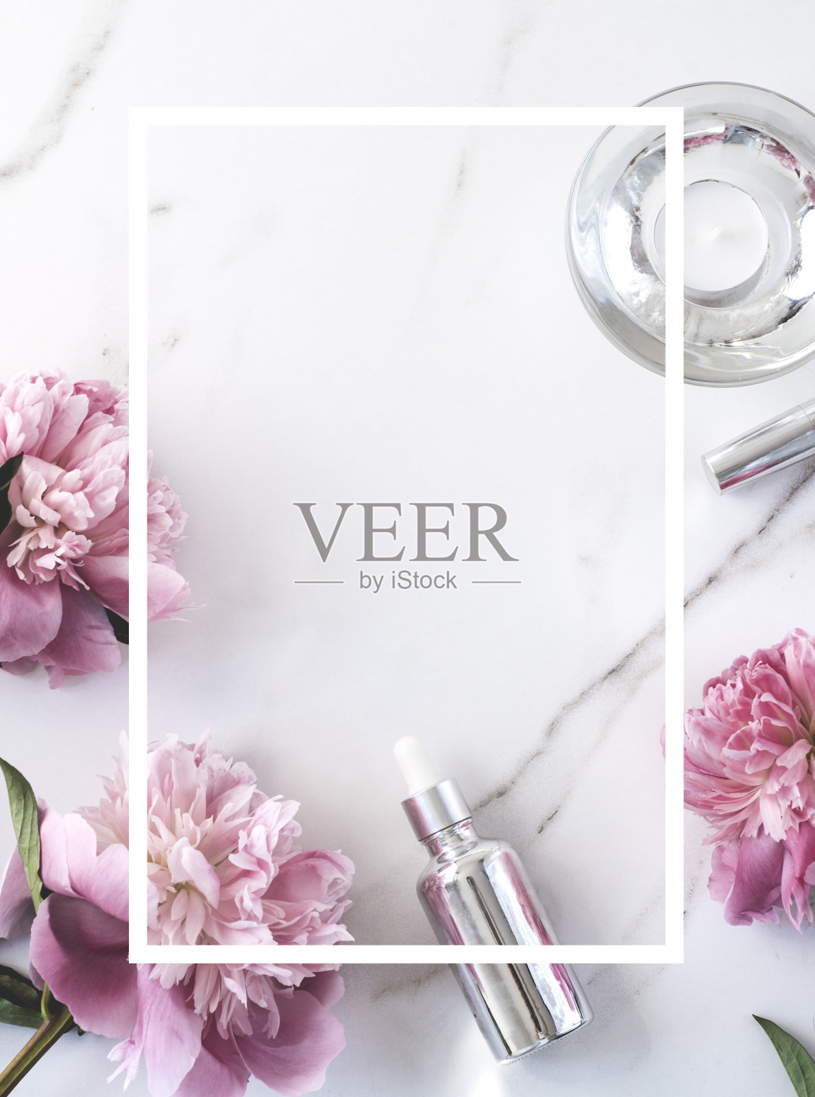 适合夏季用框架美容产品。精油,香薰蜡烛,口红还有漂亮的粉色牡丹照片摄影图片