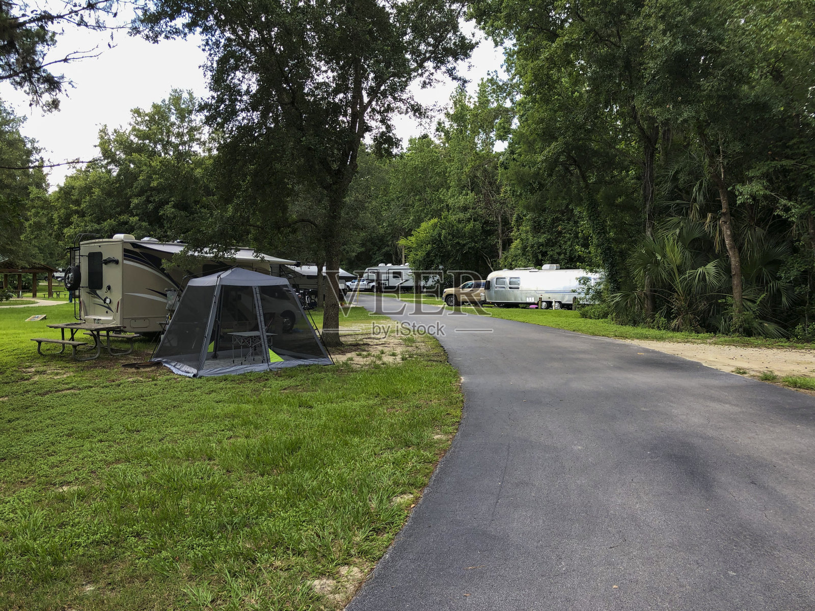 露营地的房车和拖车照片摄影图片