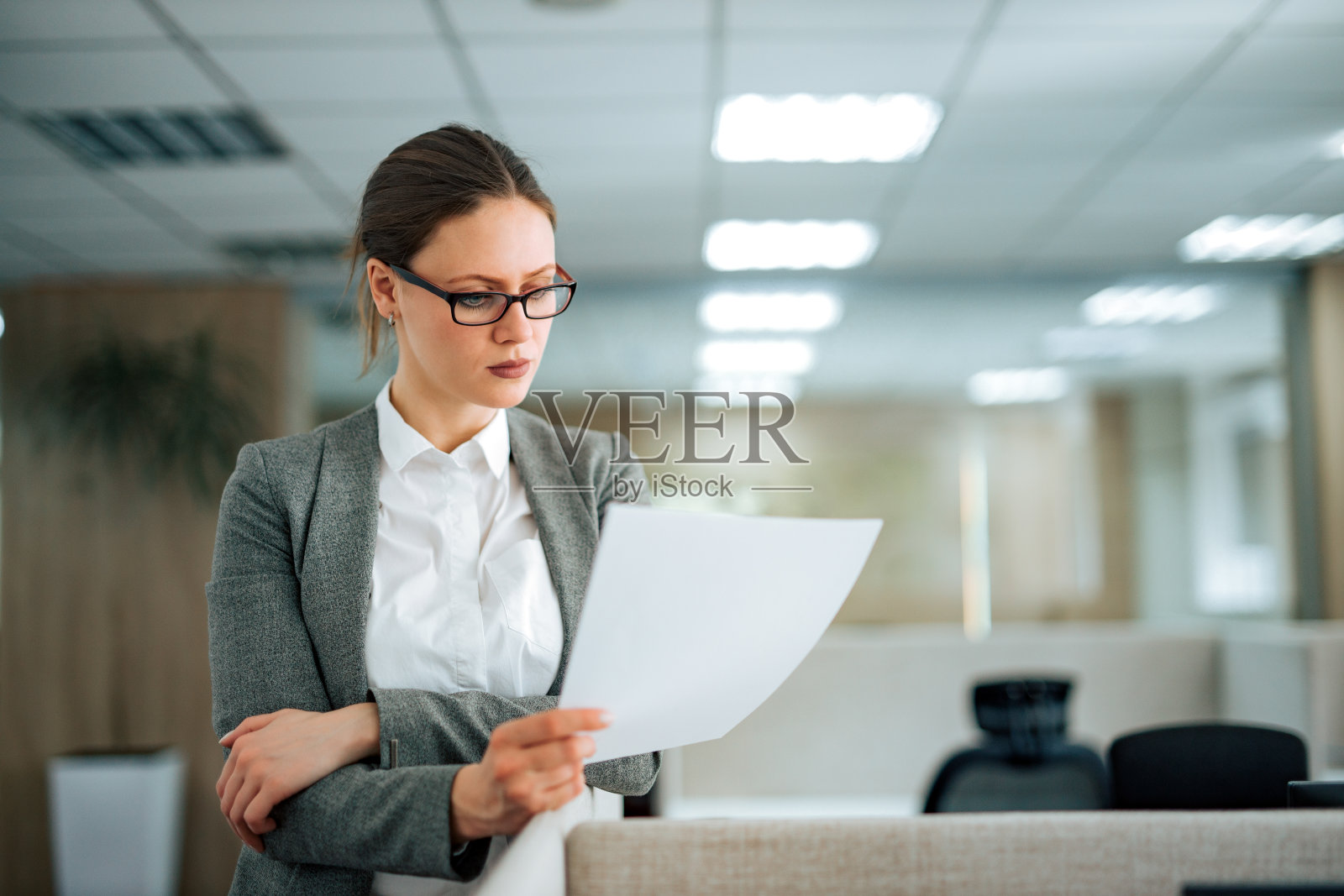 严肃的经理在工作场所阅读纸质文件,拷贝空间。照片摄影图片