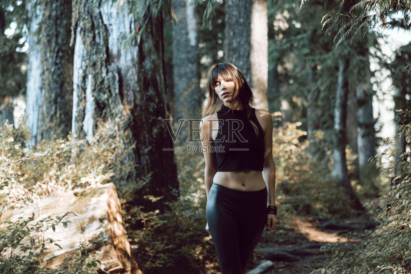 徒步穿越森林的女孩照片摄影图片