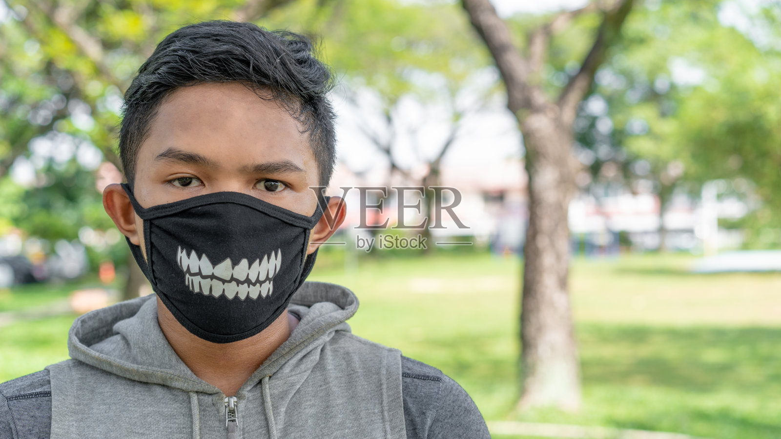 马来西亚穆斯林青年男子戴防护口罩预防COVID-19画像照片摄影图片