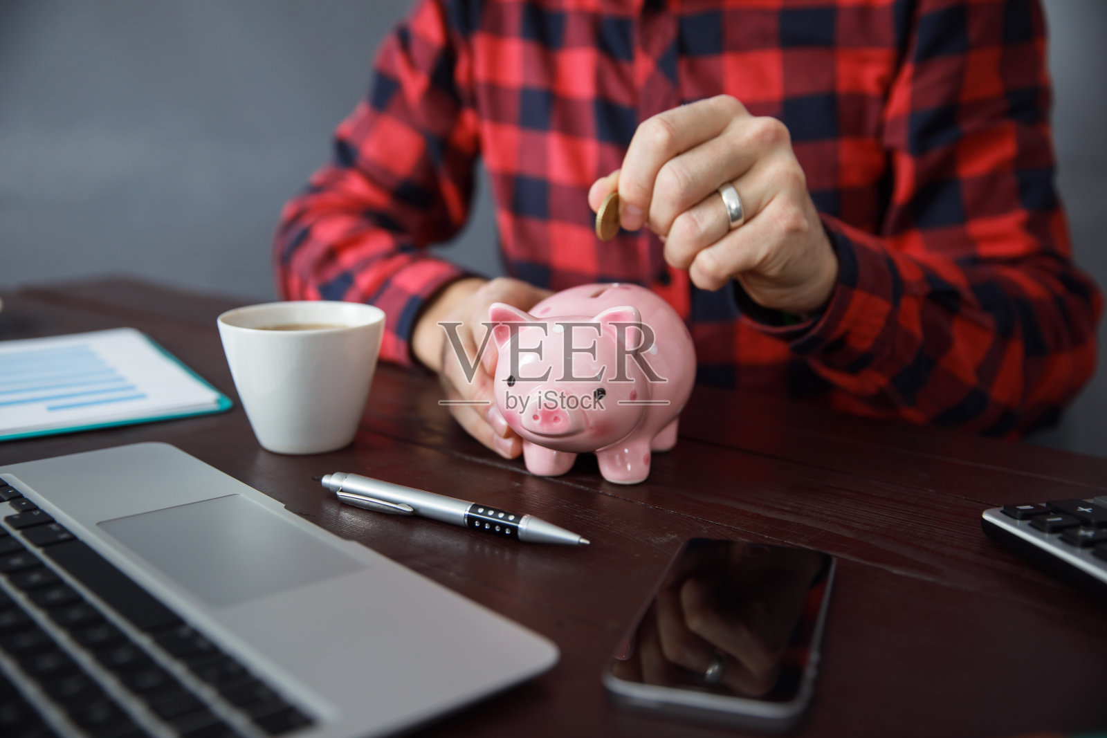 男人手里的硬币和存钱罐照片摄影图片