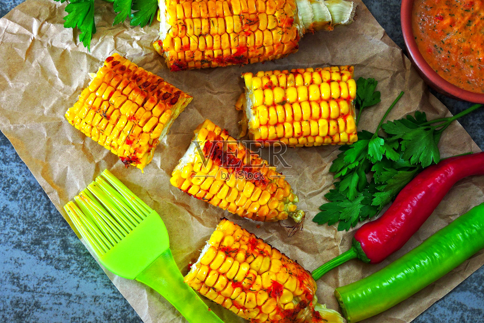 辣酱烤玉米。照片摄影图片