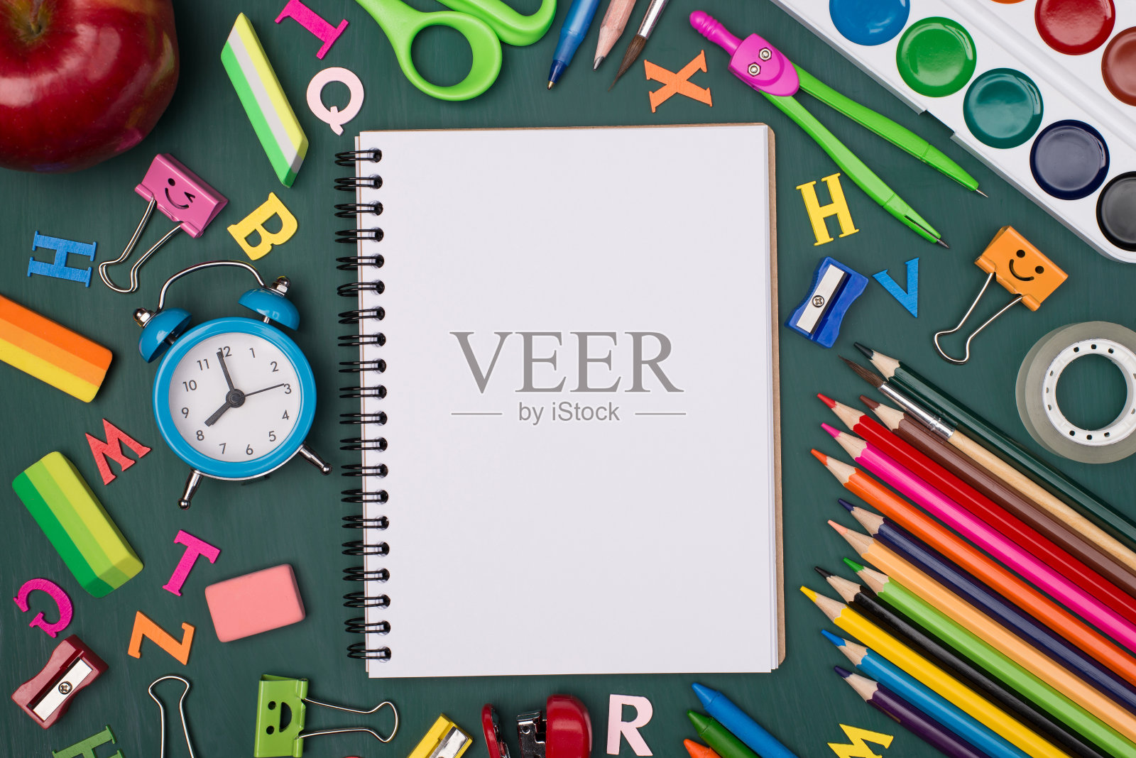 顶部上方俯瞰照片的空白笔记本与彩色文具孤立在greenboard照片摄影图片