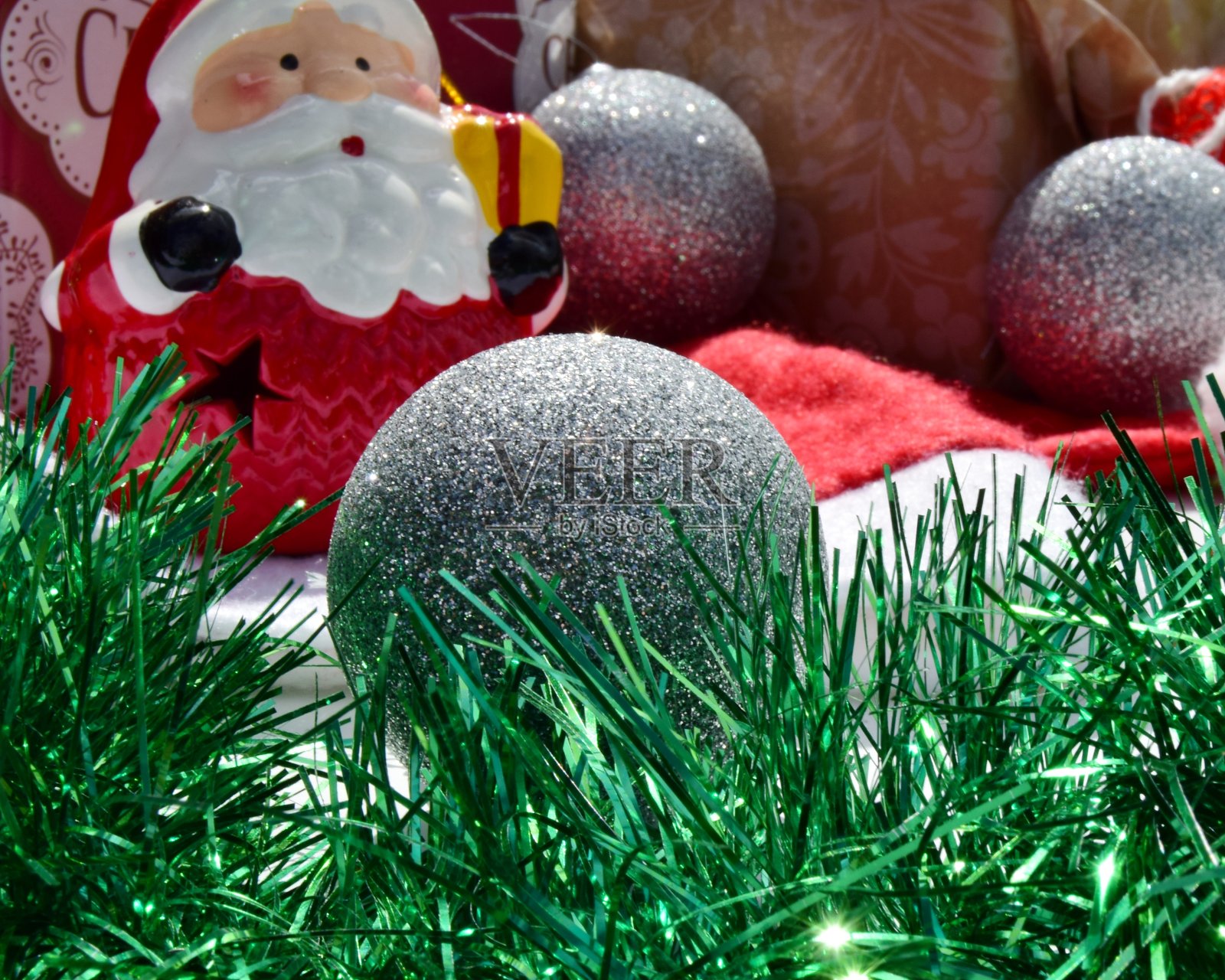 现代圣诞组成。圣诞球,白色背景上的绿色和银色装饰。平铺,俯视图,拷贝空间。近距离的照片。可以用来做贺卡或圣诞横幅吗照片摄影图片