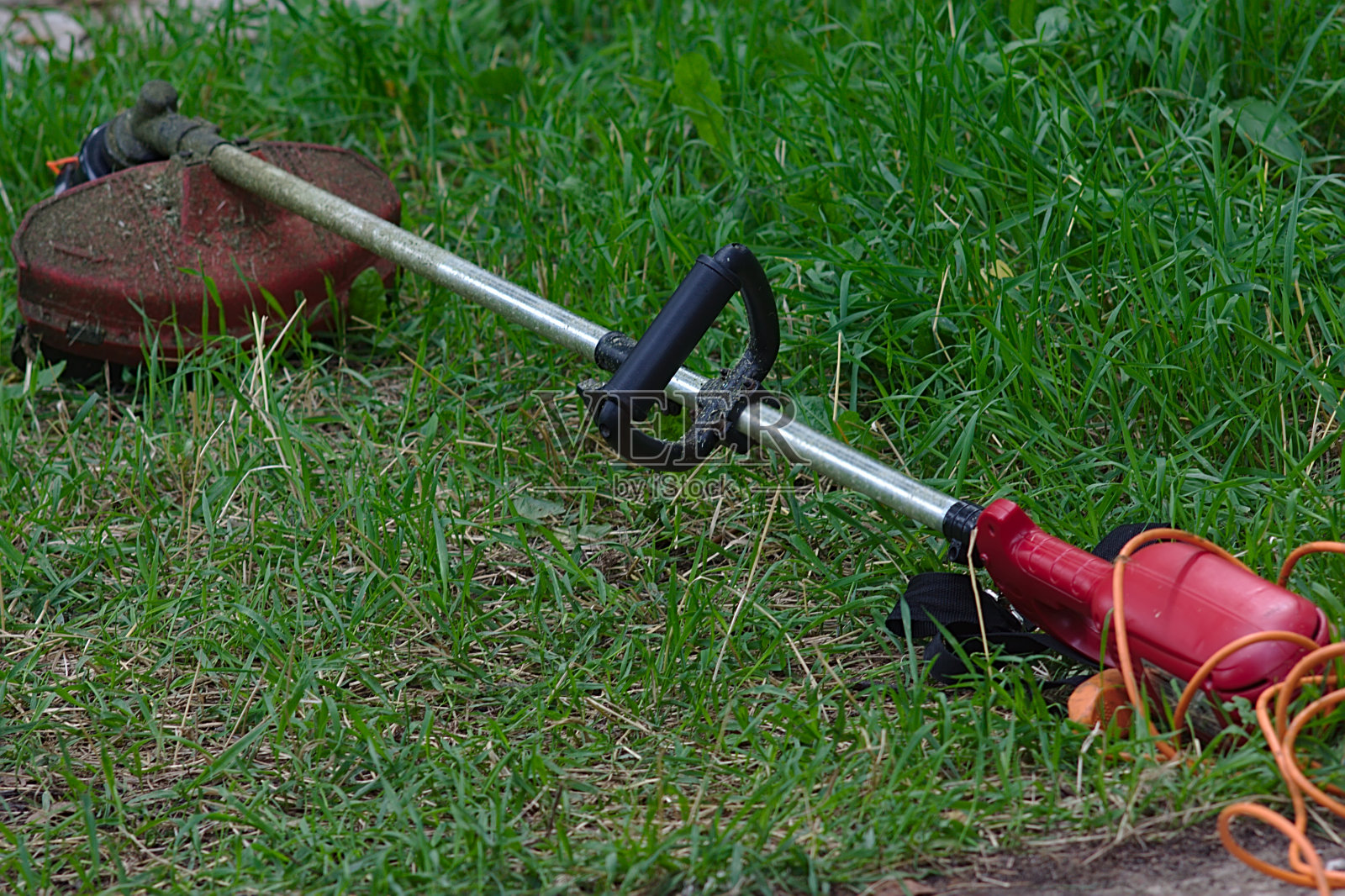 电动割草机在草地上照片摄影图片