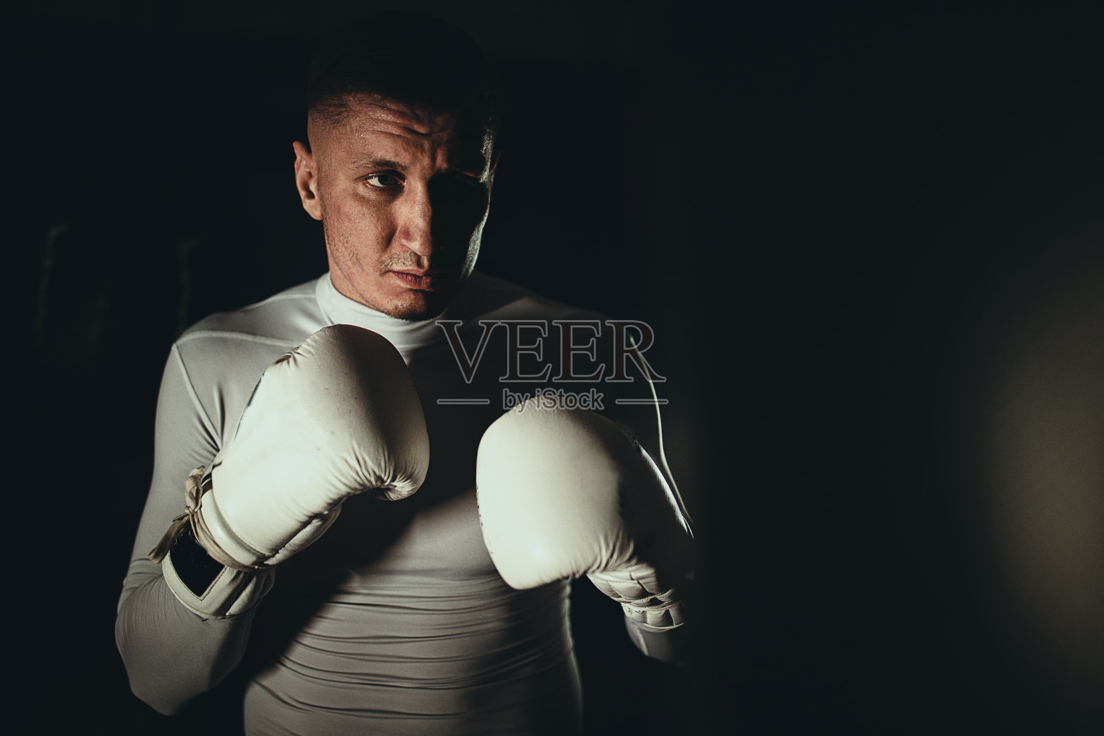 一个拳击运动员在体育馆的肖像照片摄影图片