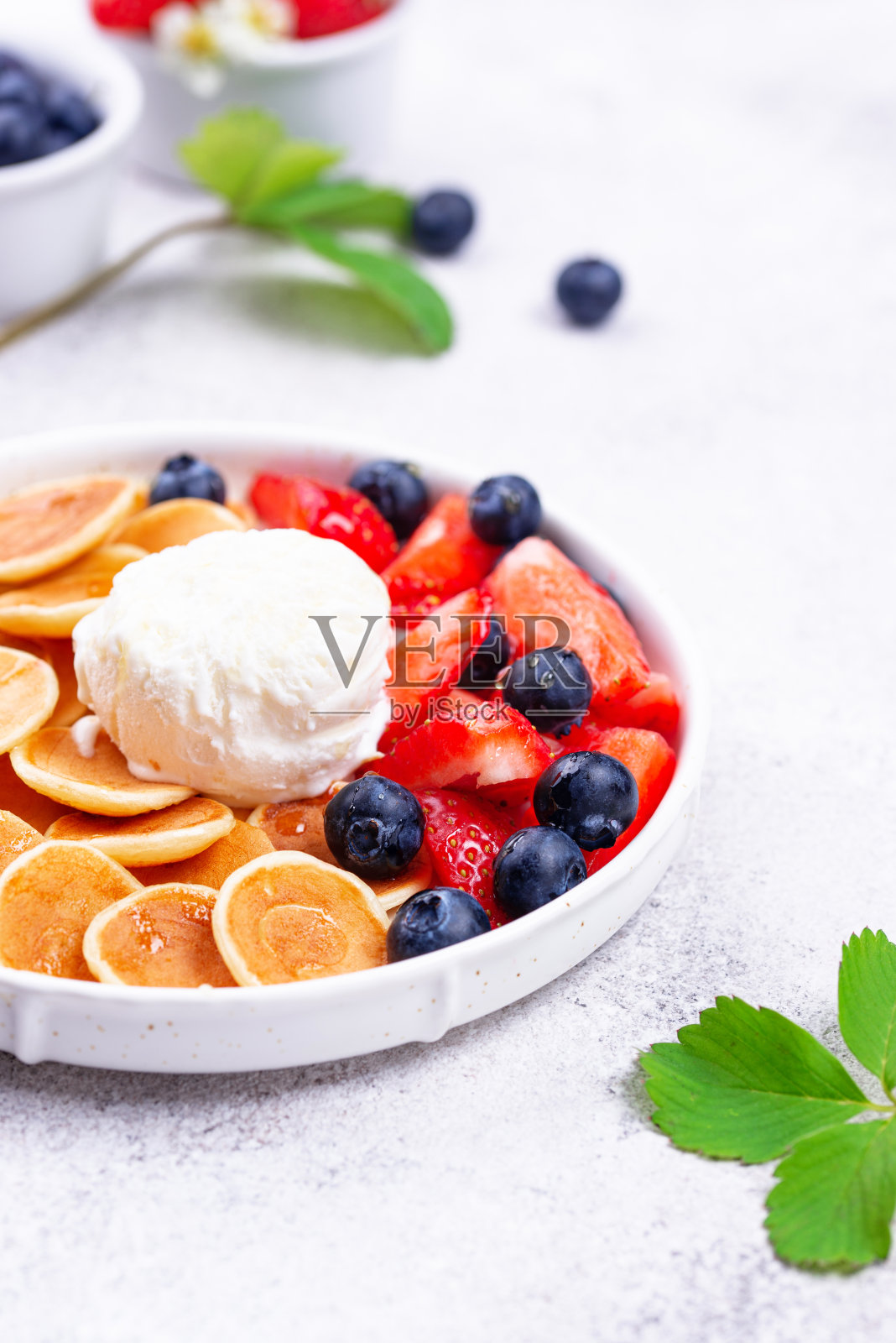 甜煎饼麦片配浆果照片摄影图片