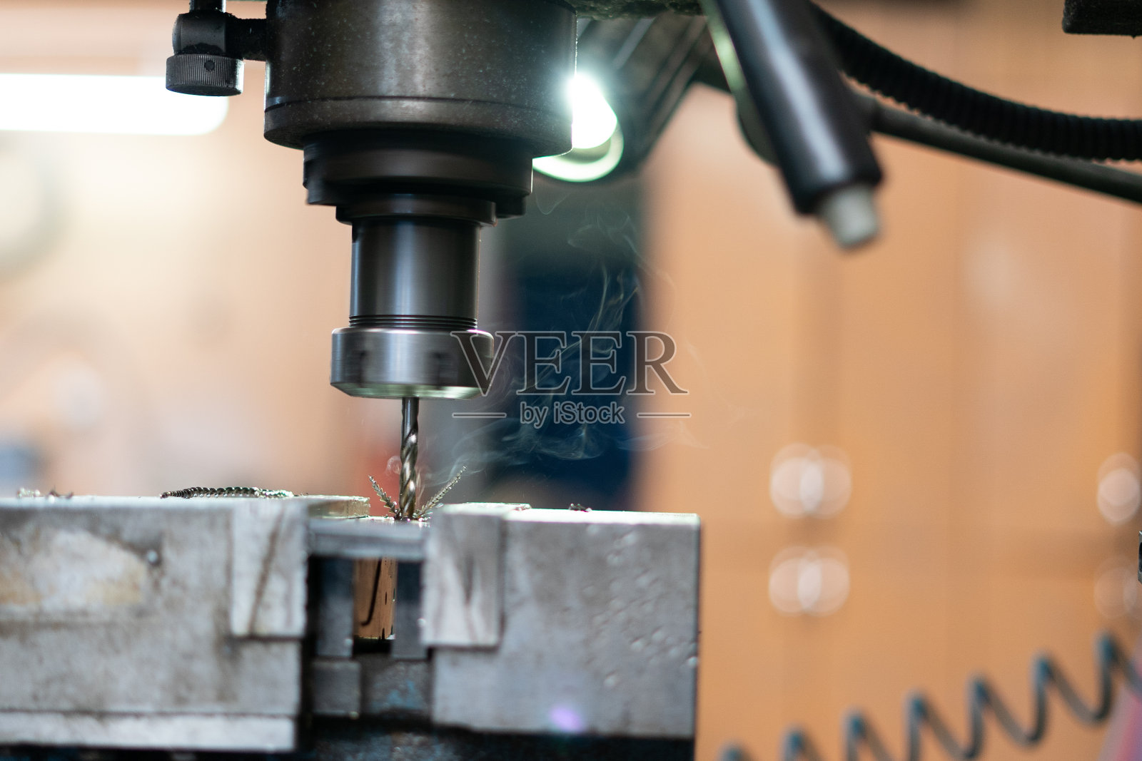在车床上用金属刨花钻孔的细节照片摄影图片