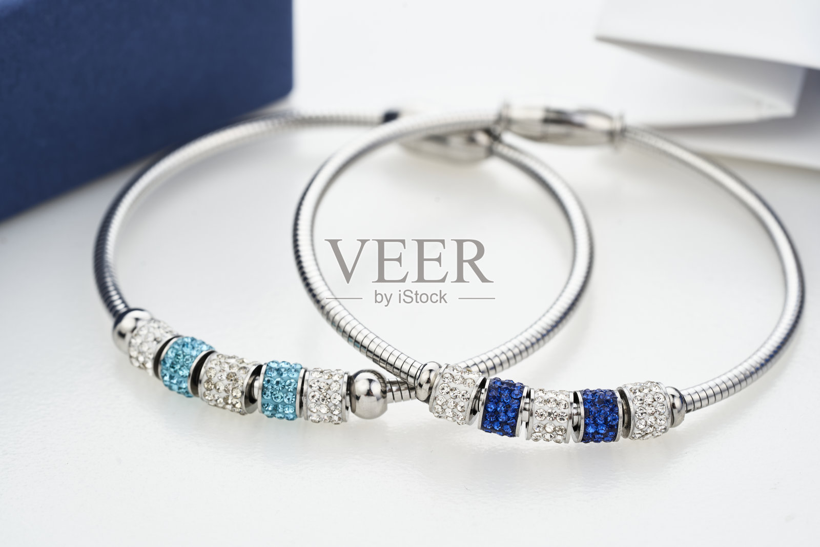 美丽的银手镯与晶体孤立的白色照片摄影图片