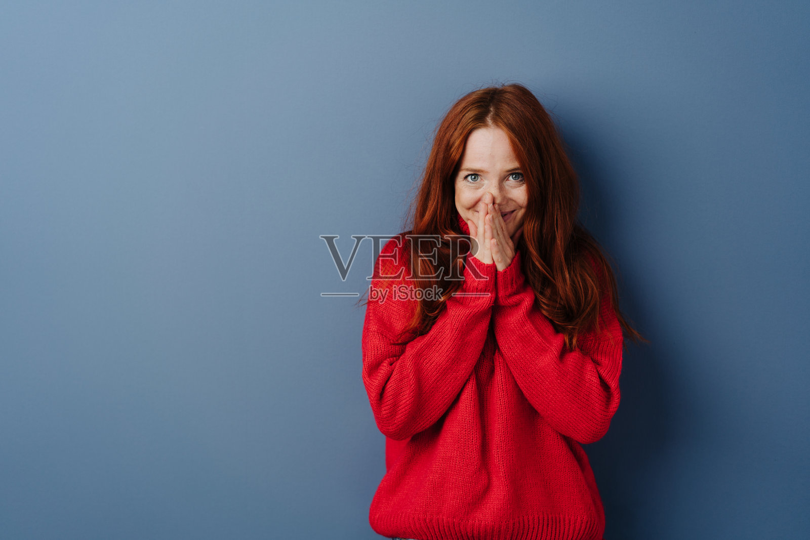 可爱的年轻红发女人带着害羞的微笑照片摄影图片